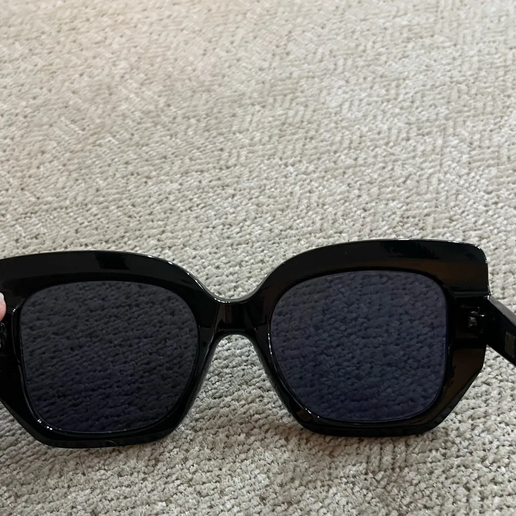 Frye Oversized Black Square Sunglasses Stud Detail 100% UV Protection - Image 4