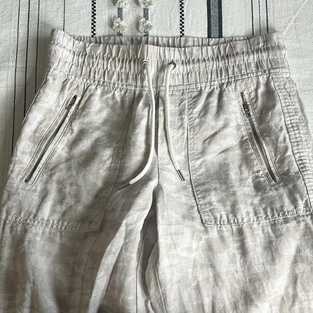 Athleta • cabo tide linen jogger pants in ivory camo - Image 100