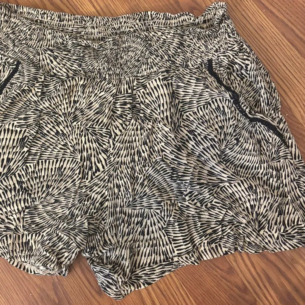 Three Dots 💥  Beige Abstract Pull-On Shorts - Image 2