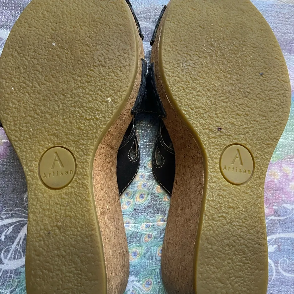 Artisian SZ 9M Black leather Flower Floral Wedge - Image 5