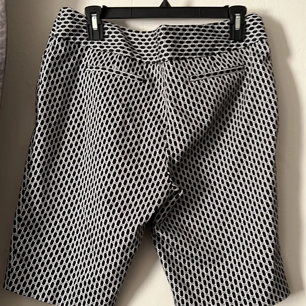 Worthington women’s Modern fit stretchy shorts Sz 8 - Image 5