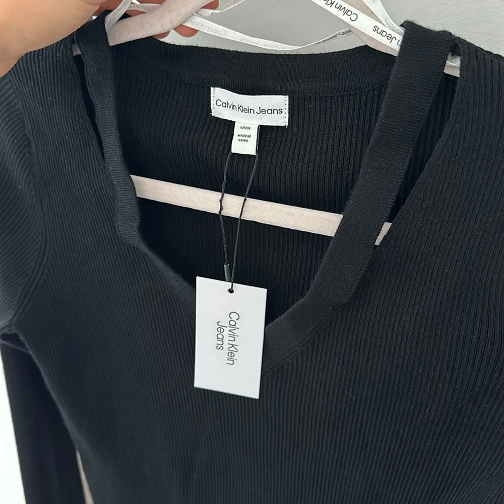 Calvin Klein Cropped Rib-Knit Cut-Out V-Neck Top - Image 6