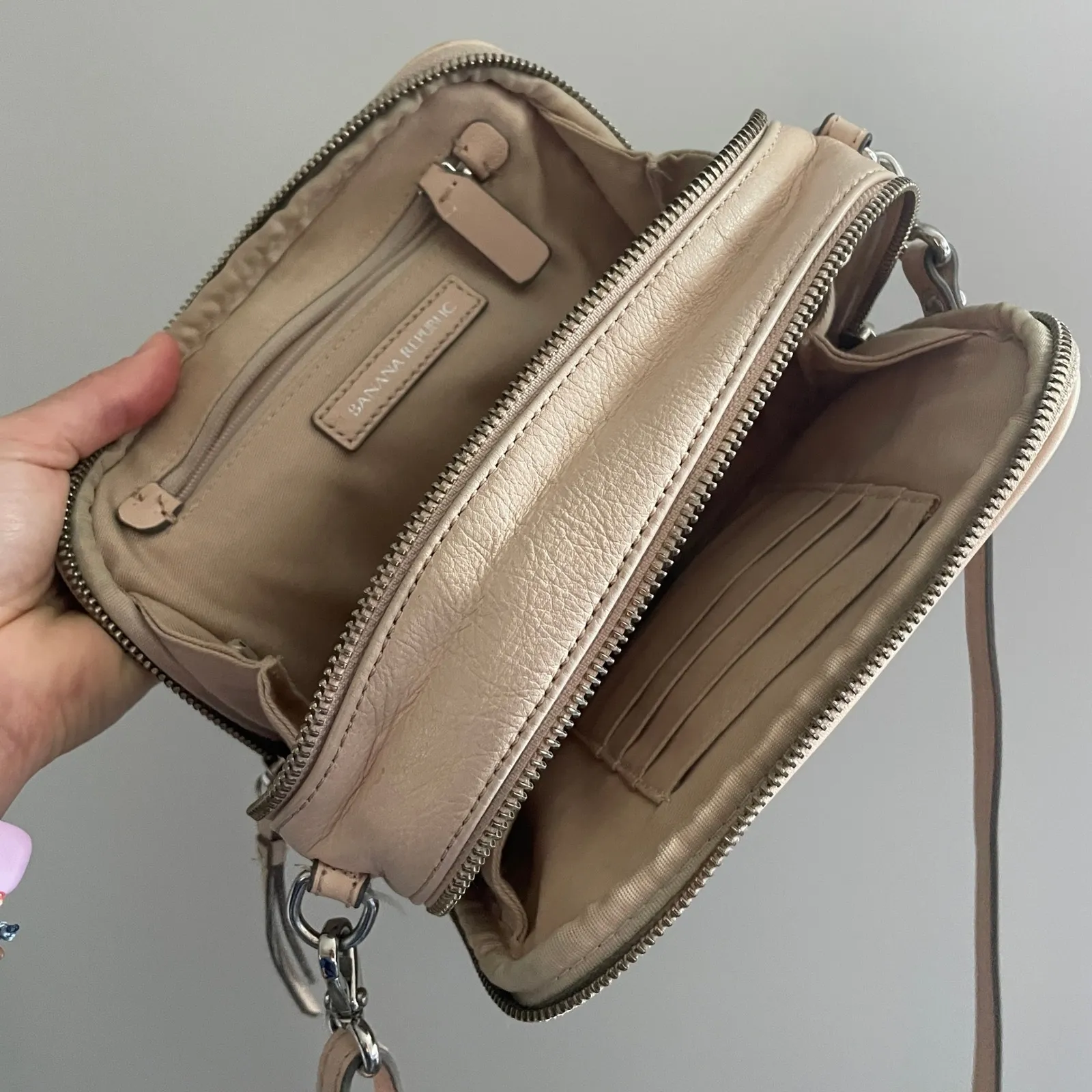 Neutral Leather Crossbody Bag Zip Up Adjustable Strap Banana Republic Soft Girl - Image 3