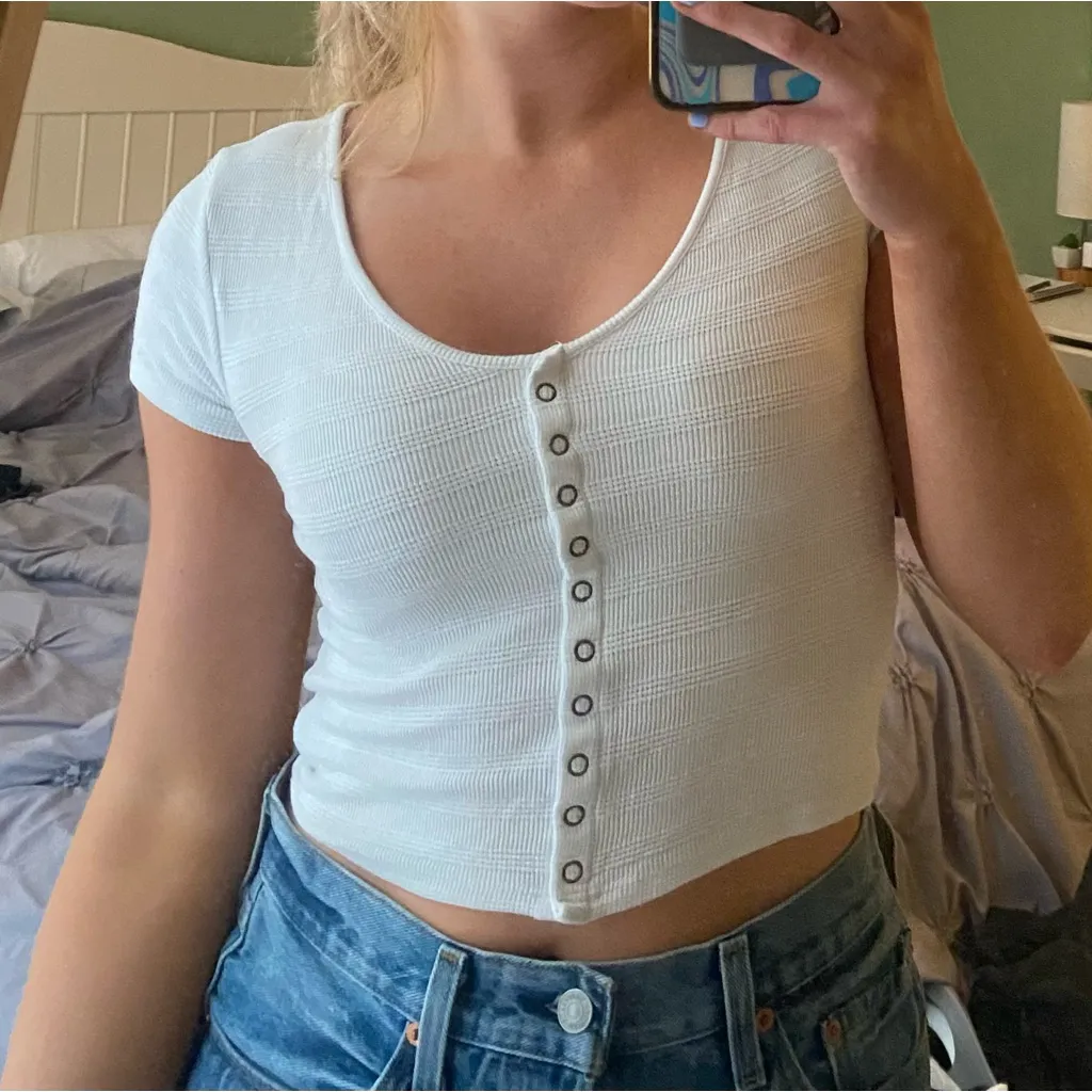 cropped white button tee - Image 2