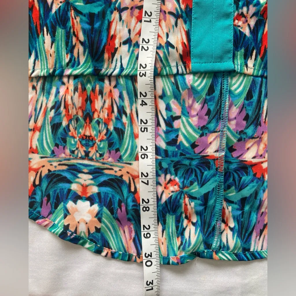 nicole by Nicole Miller‎ Sleeveless Colorful Droptail Blouse
Size XL - Image 9