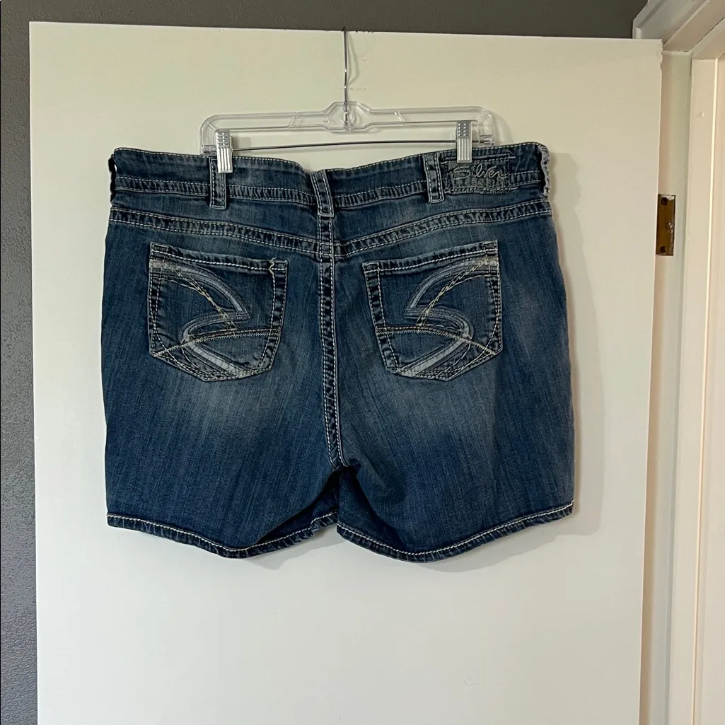 Silver Jeans Women's Classic Blue Jean Shorts - Image 4