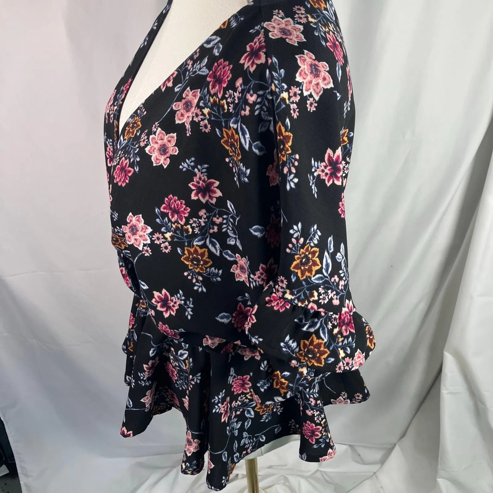 Mi Ami Floral‎ Peplum Wrap Top Black Pink Short Sleeve Ruffle Blouse Size S - Image 4