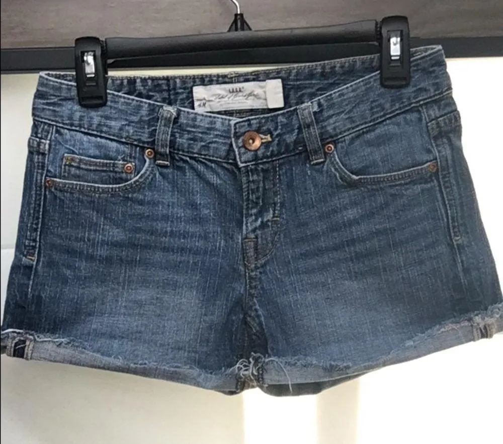 H&M L.O.G.G. 5-Pocket Raw Hem Rolled Cuffed Denim Jean Shorts - Image 4