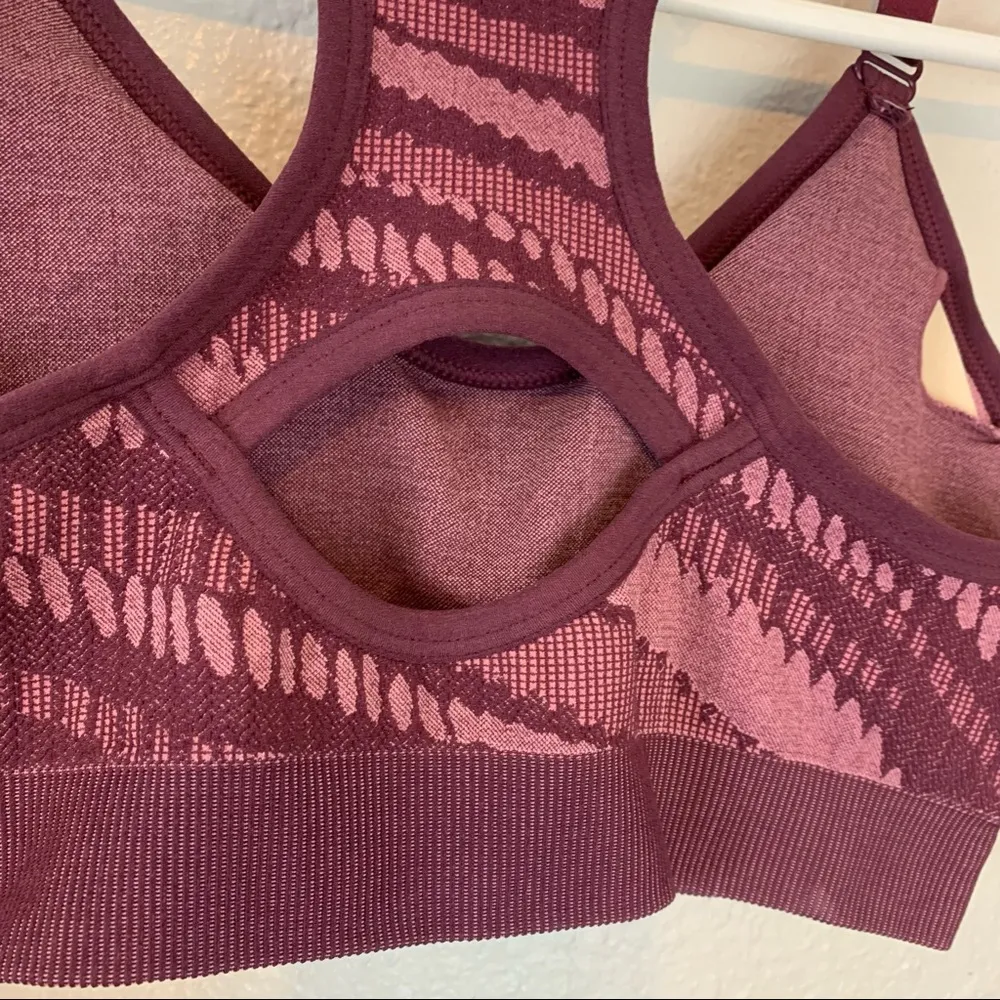 sports bra slimming fit adjustable straps women’s Size Small - Image 4