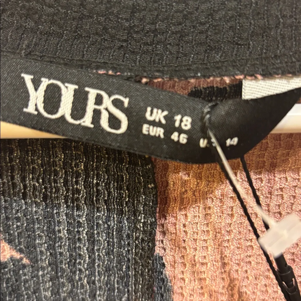 YOURS CLOTHING BRAND
BLACK TEXTURED MATERIAL WITH DARK PINK MAUVE FLORAL DESIGN Black Size XXL - Image 10