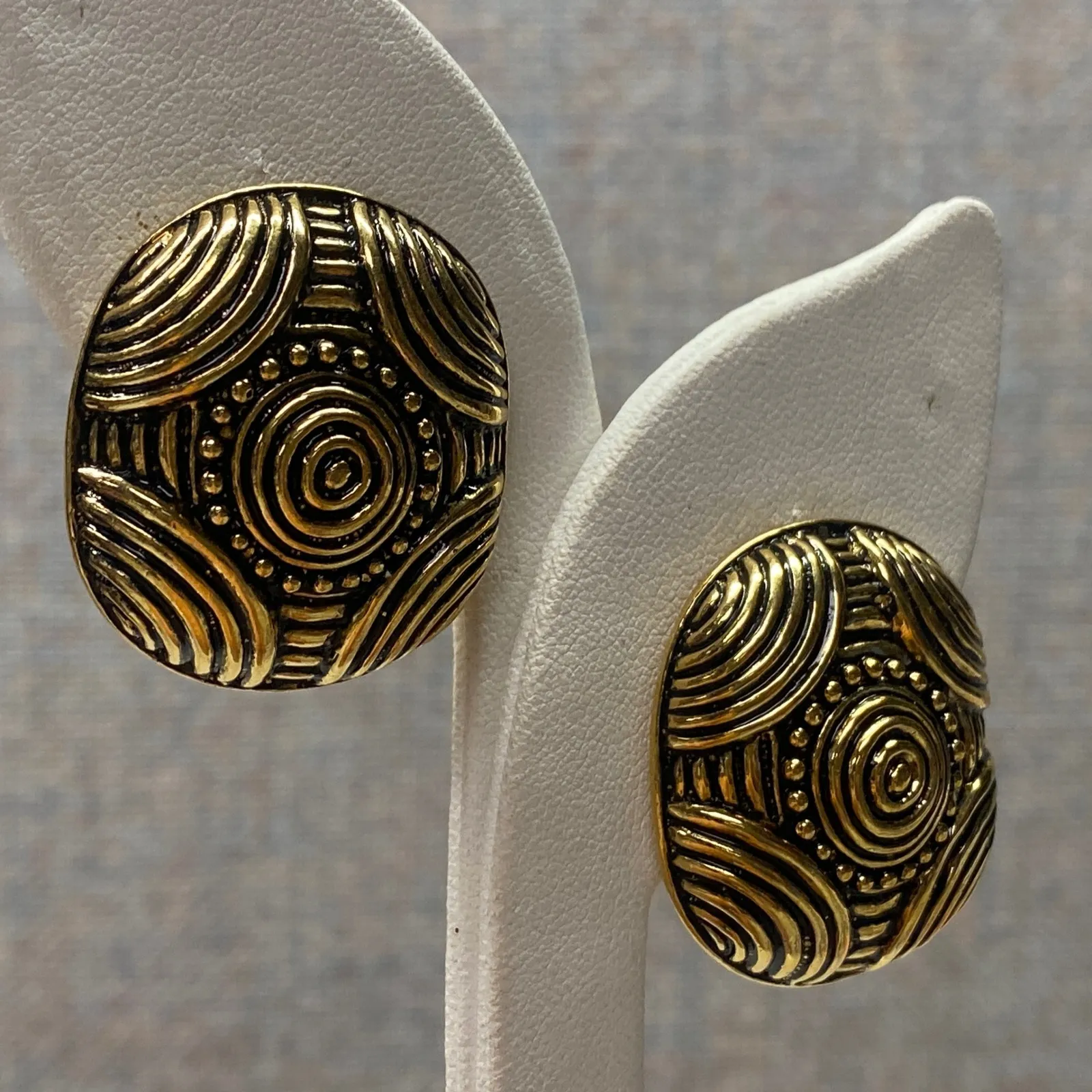 Unique Gold Tone Clip On Oval Earrings Tribal Design Geometric Textured Jewelry - Image 2