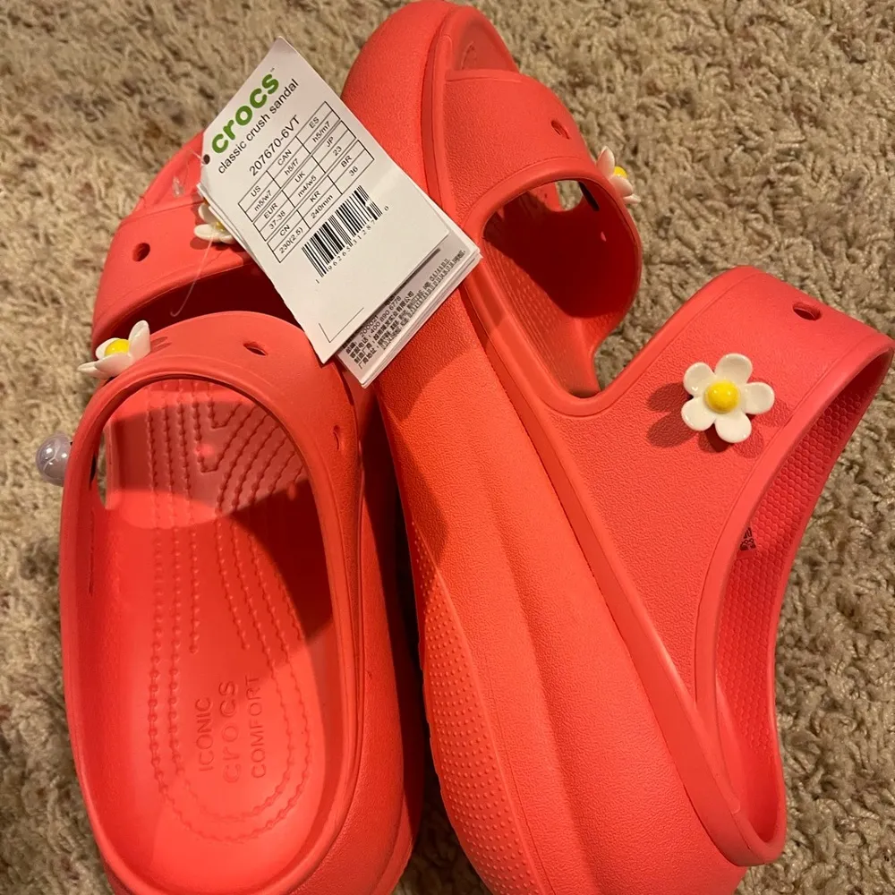 Crocs  women size 7 - Image 2