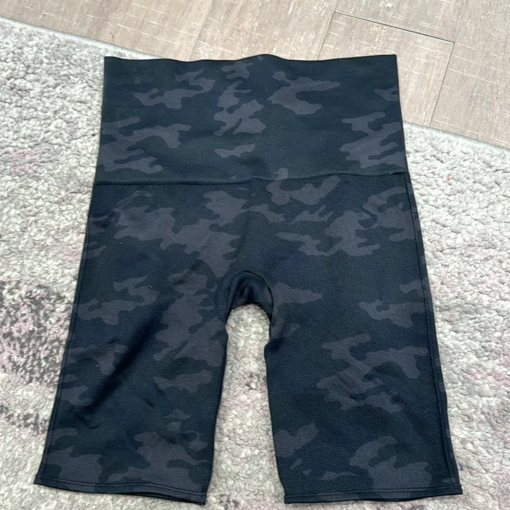 Spanx Women's Black Camo Seamless Workout Gym Shorts Sz Smll - Image 2