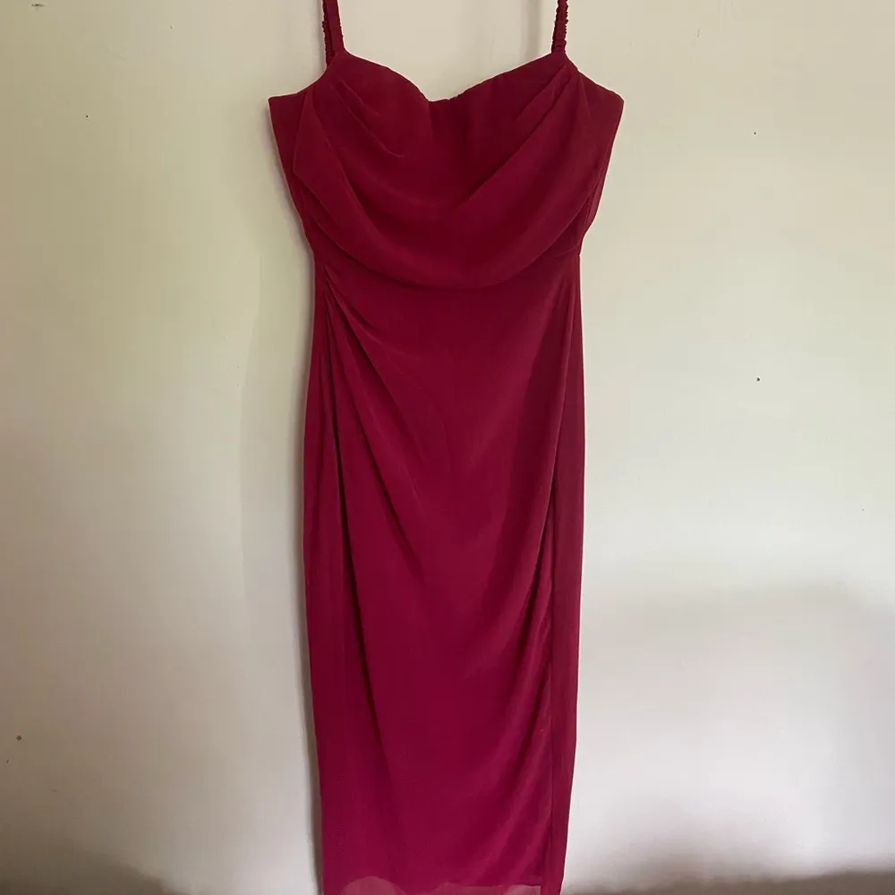 
JAMILLE
BERRY DRAPED CORSET MIDI DRESS - Image 2