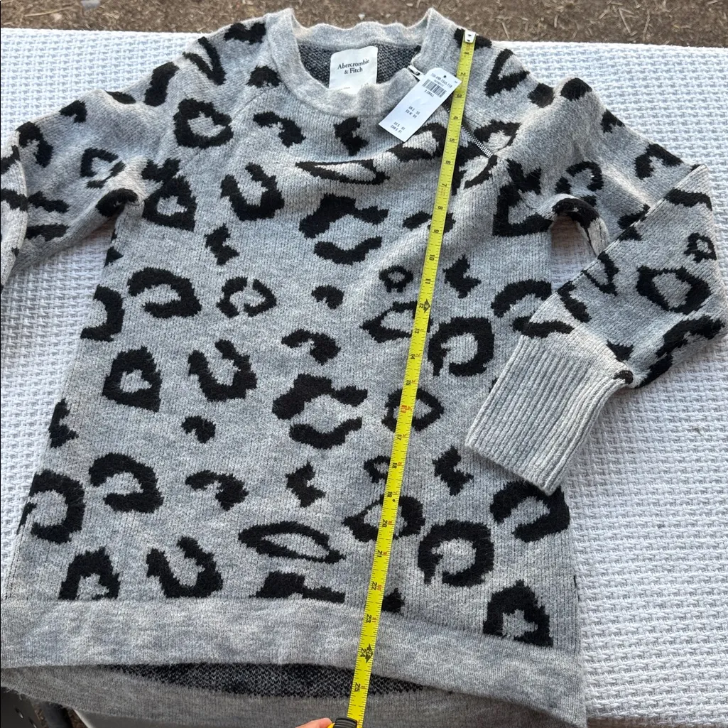 NEW WOMENS XS Abercrombie & Fitch Black and Gray Animal Print Sweater - Image 6