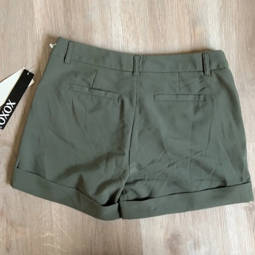 XOXO Women’s Forest Green Flat Front Cuffed Shorts Size 5 NWT - Image 5