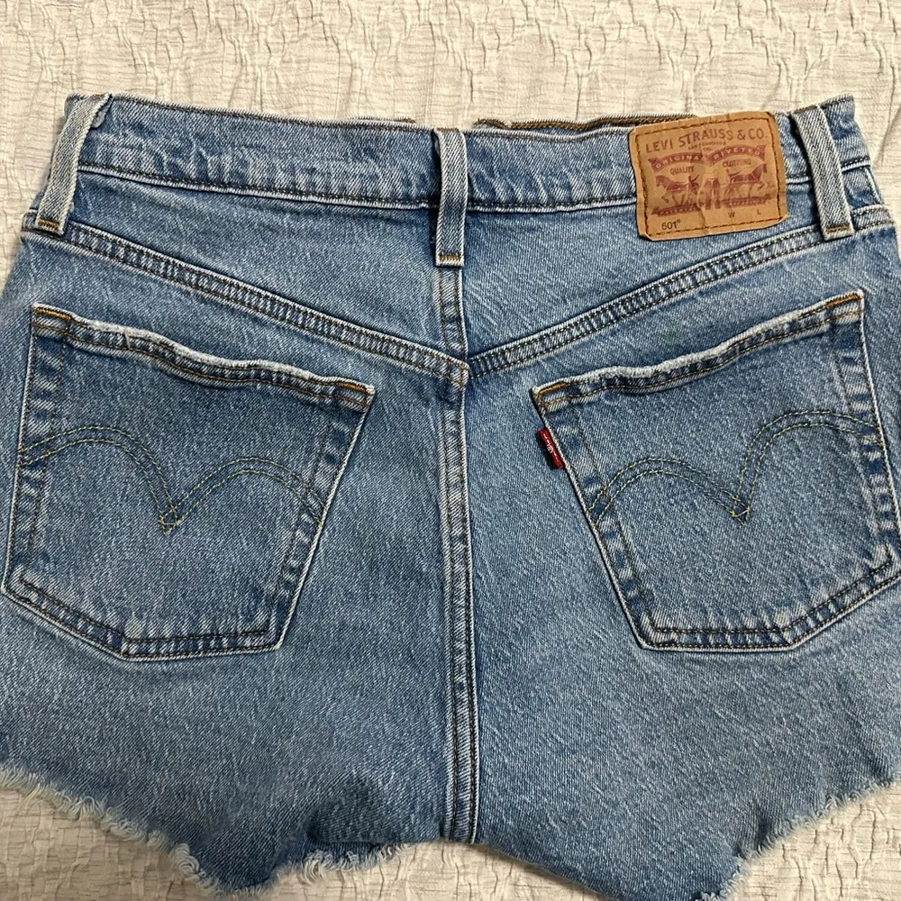 Levi's Blue Button-Fly Jean Shorts SZ W27 - Image 2