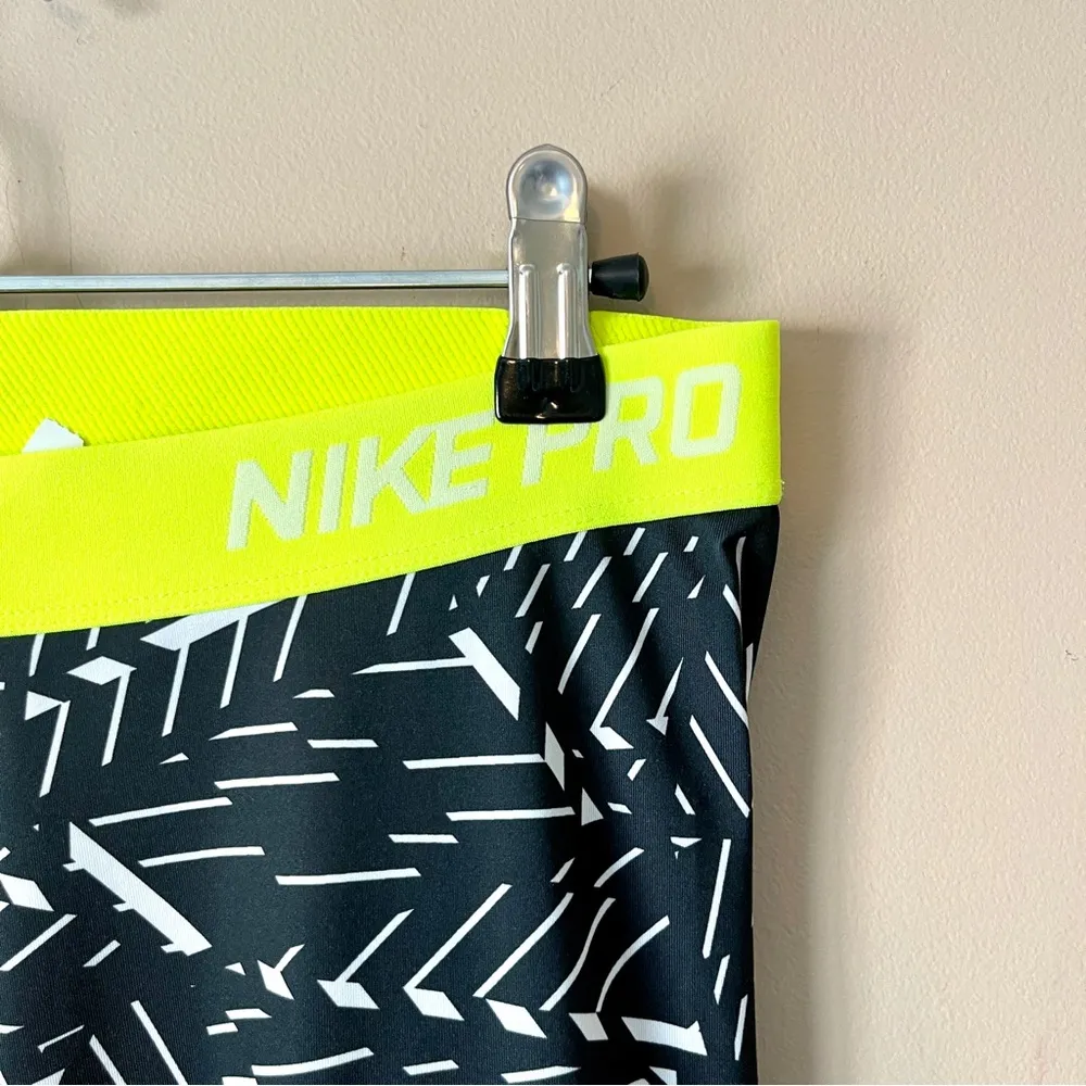 NIKE PRO | Printed Capri Leggings Sz L - Image 4