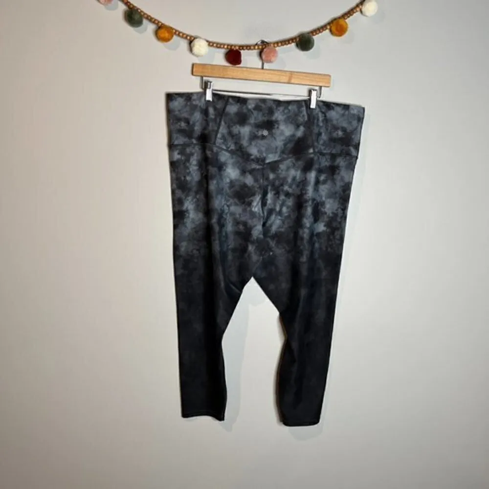 Athleta Elation Patterned 7/8 Tights Black and Grey tie dye - Image 4