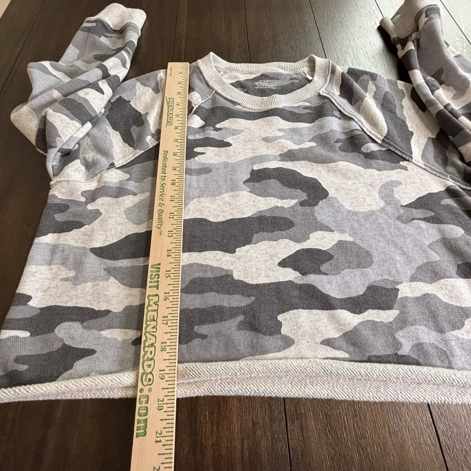 AERIE Gray Camo Cropped Crewneck Raw Hem Sweatshirt Size Medium - Image 4