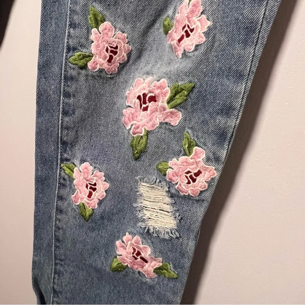 Venus Floral Distressed Jeans‎ Women’s 2 Light Wash Denim Embroidered Vacation - Image 3