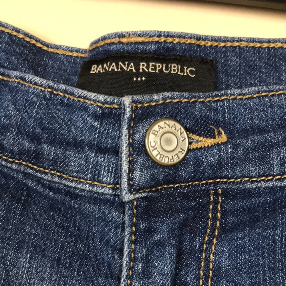 Banana Republic Women’s Blue Medium Wash Rolled Hem Denim Jean Shorts - Image 4