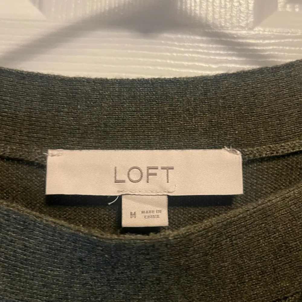 Loft Women's sweater Long Sleeves Olive Green 2 Buttons on shoulder crewneck M - Image 3