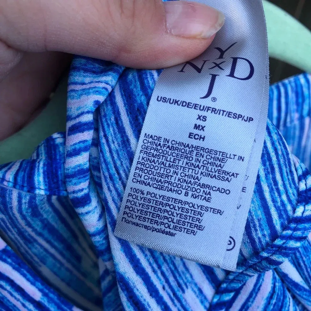 NYDJ COLORFUL SPLIT NECK CONTEMPORARY BLOUSE - Image 4