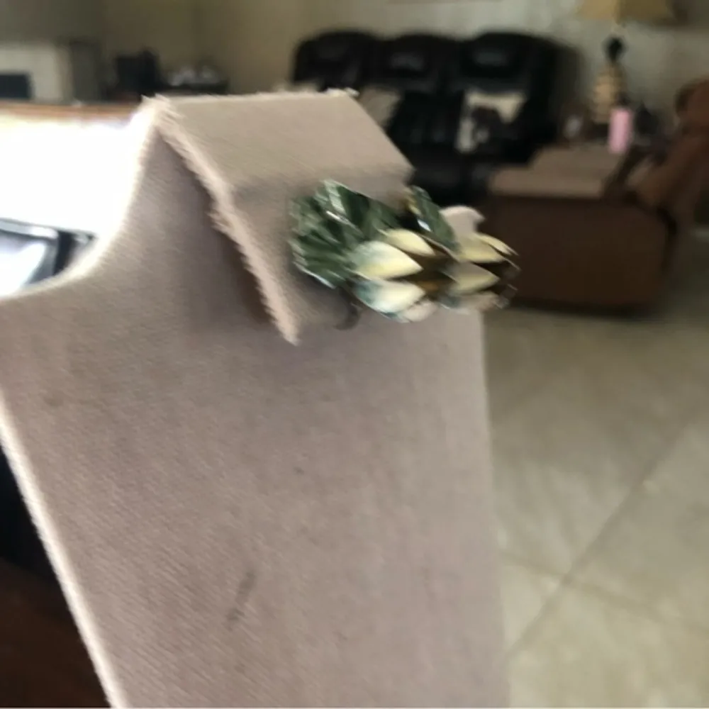 Vintage 3D Flower Design ClipOn Earrings - Image 6