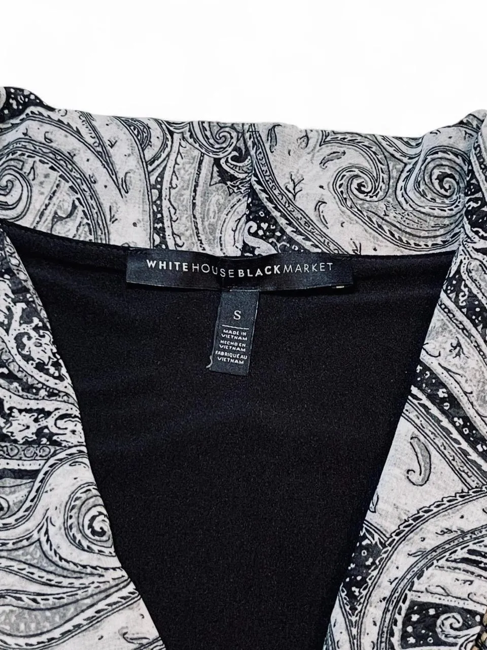 White House Black Market Black Grey White Paisley Sleeveless Blouse Top Size M  - Image 2