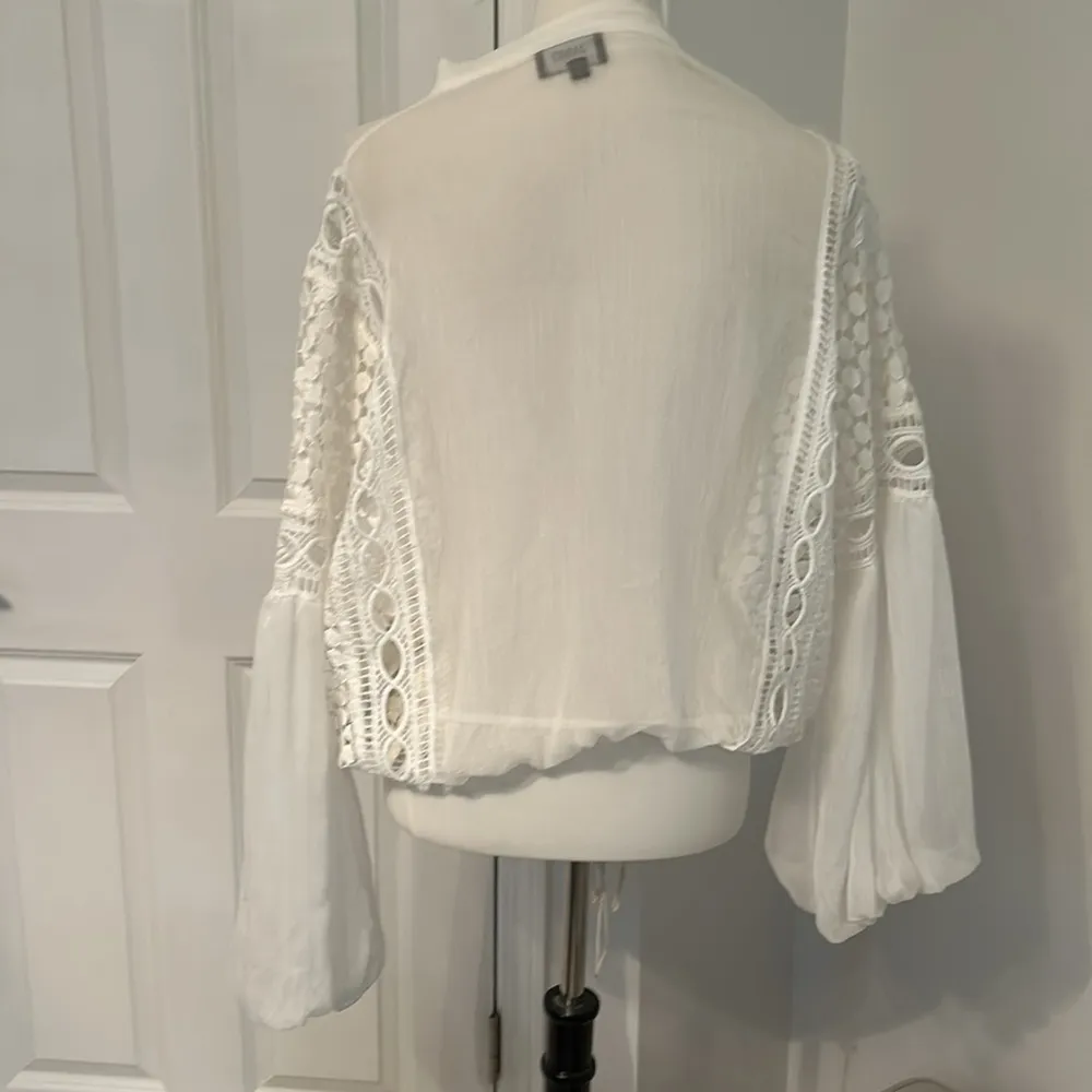 Pretty AMMO White Flowy Textured Women's Top Size M - Image 4