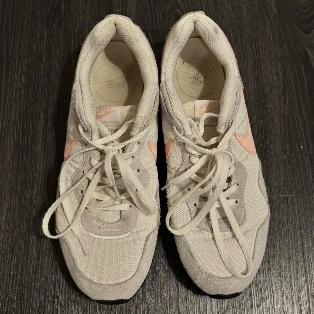 Nike Venture Runner Women’s Shoes 
VTG 80s 90s Running Off White Coral - Image 4
