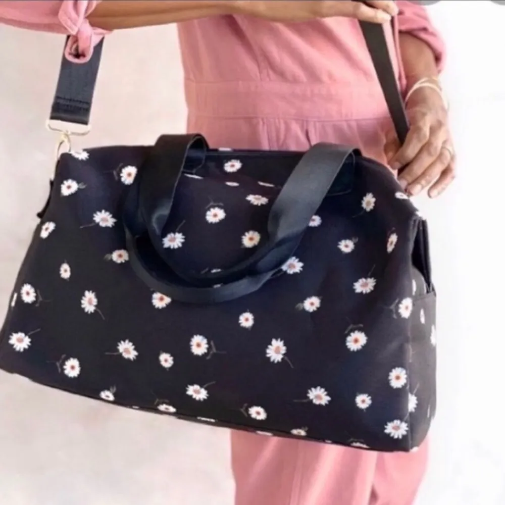 Alice +Olivia travel bag black & floral duffle new - Image 5