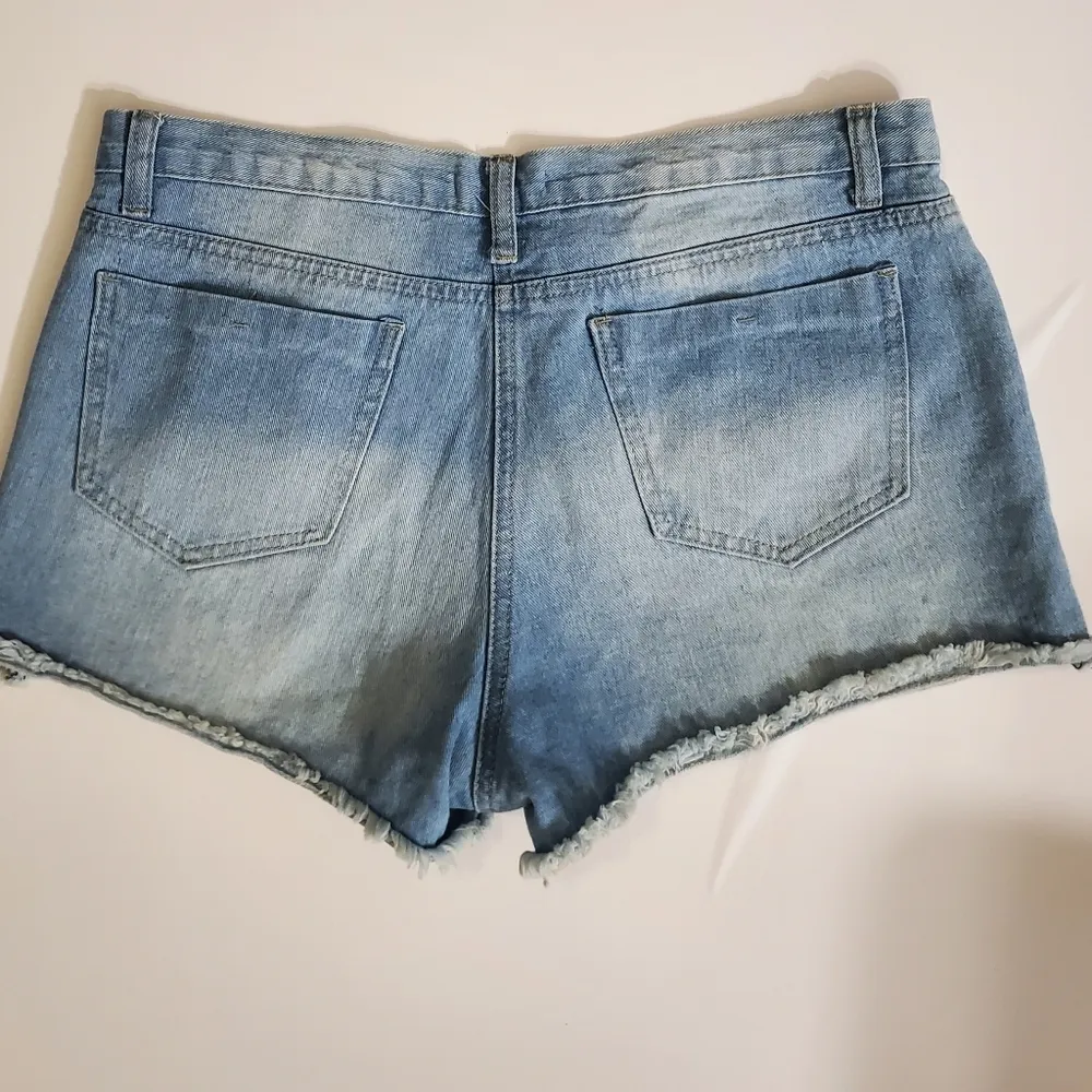 Vestique Light Wash Blue Denim Floral Lace Shorts - Image 6