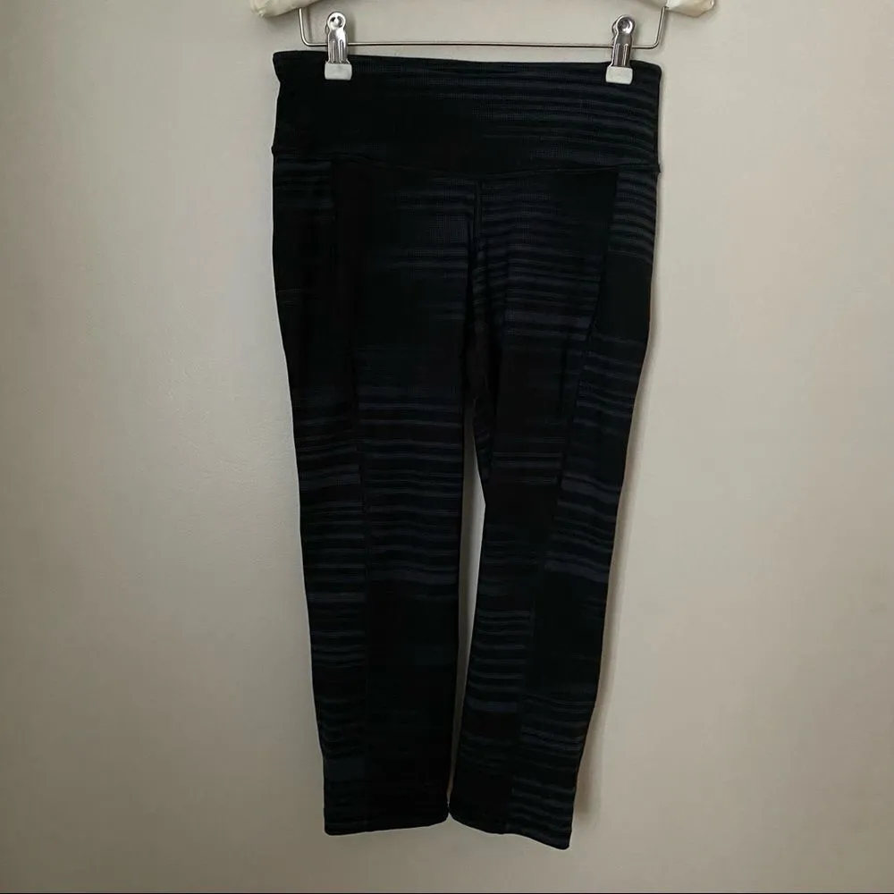 Old Navy Leggings Cropped Capri Active Fitted Black Gray Patterned Athleisure - Image 8