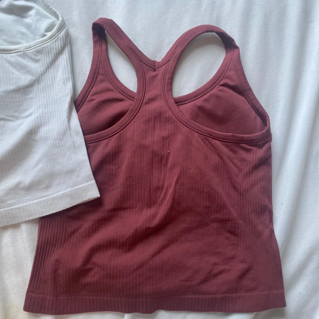 cream white and burgundy red ribbed Amazon workout tank top bundle Size L - Image 4