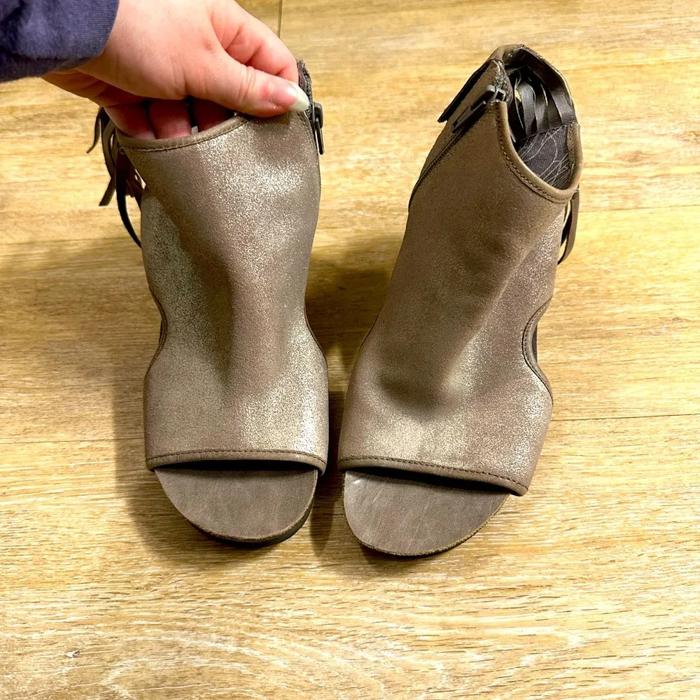 Women's Heels Free Spirit Metallic Taupe Open Toe Tassel Suede Fringe - Image 2