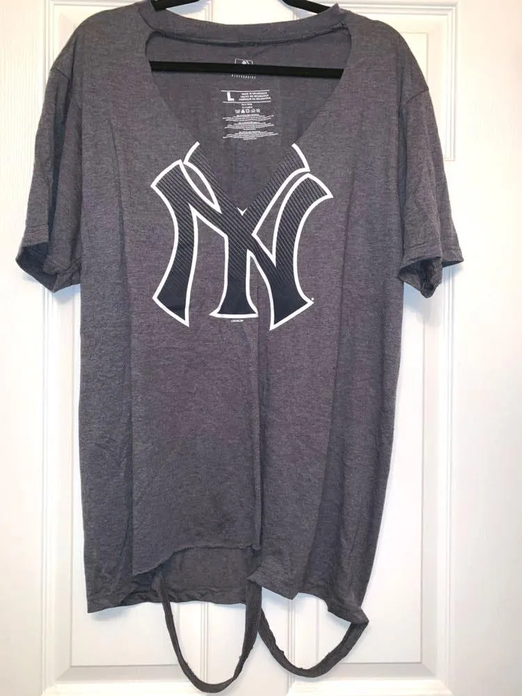 Keyhole Distressed Yankees Tee Size L - Image 5