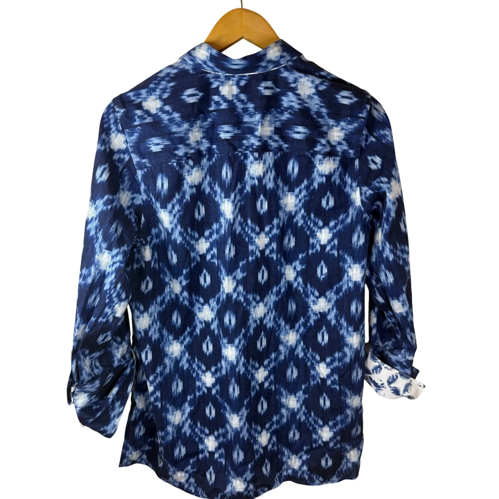 Chico's No Iron Button Down Shirt Womens Size 10 Batik Blue White Print Roll Tab - Image 5