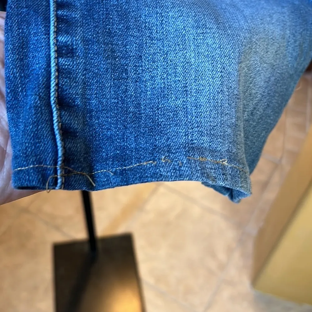 LIZ LANGE MATERNITY CROP JEANS SIZE 8 - Image 5