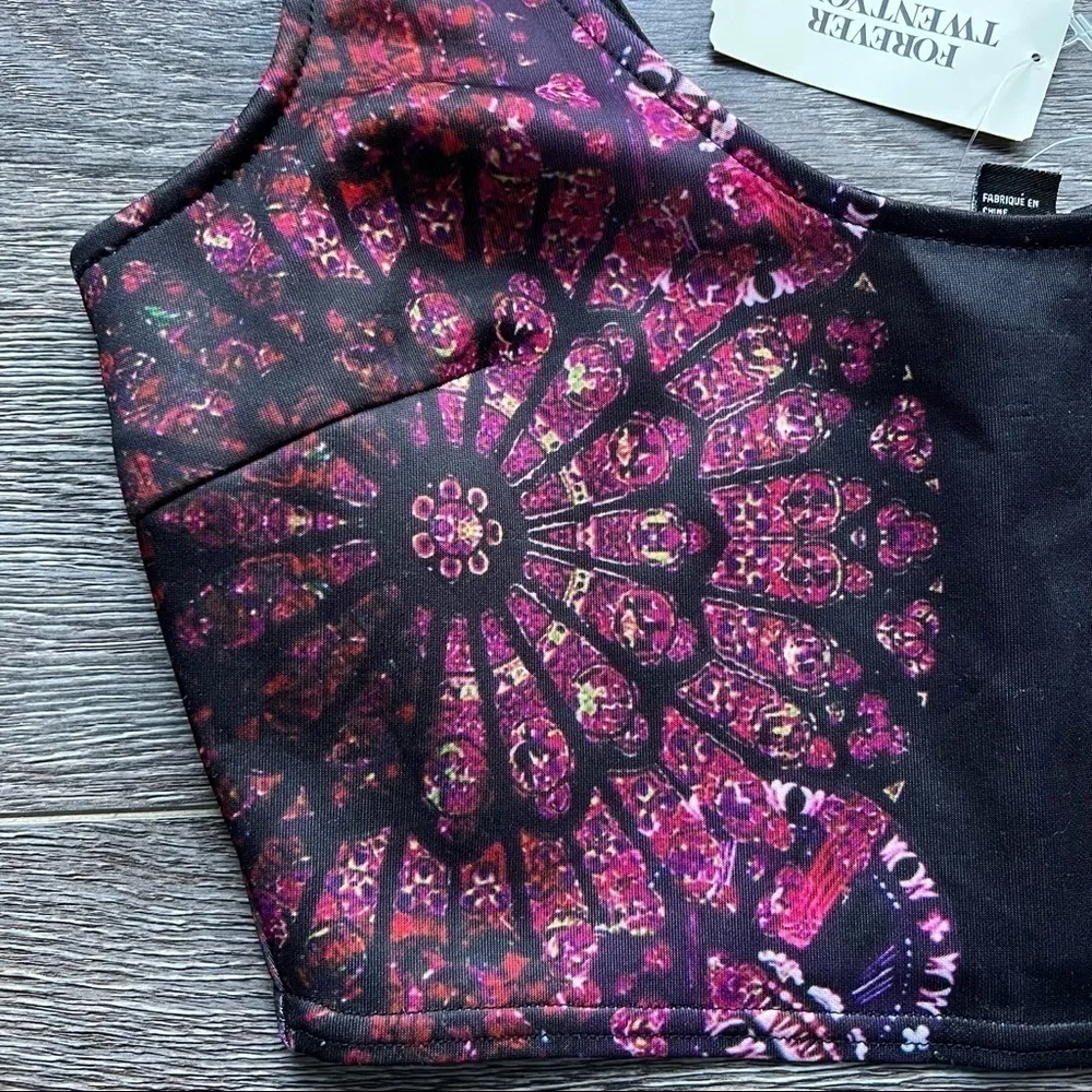 Forever 21 Red and Black Kaleidoscope Crop Top Small - Image 6