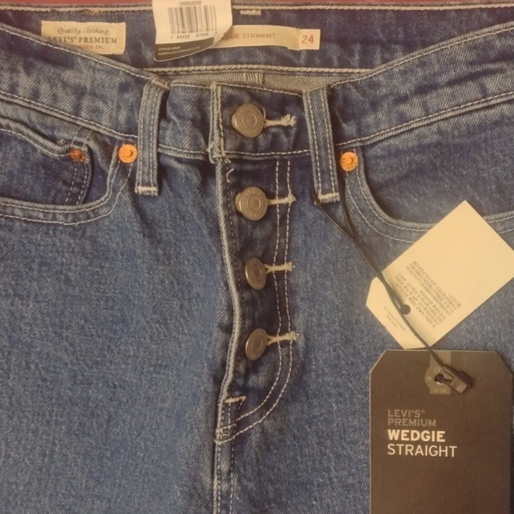 LEVI’S premium wedgie straight cropped jeans size 24x26 - Image 5
