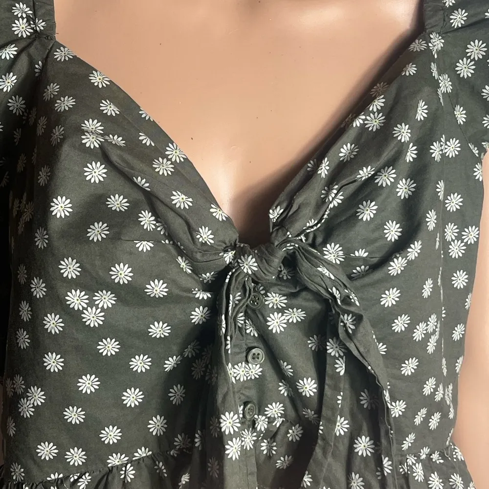 Abound Olive Green Puff Sleeve Crop Blouse Baby Tee Size L White Floral - Image 2