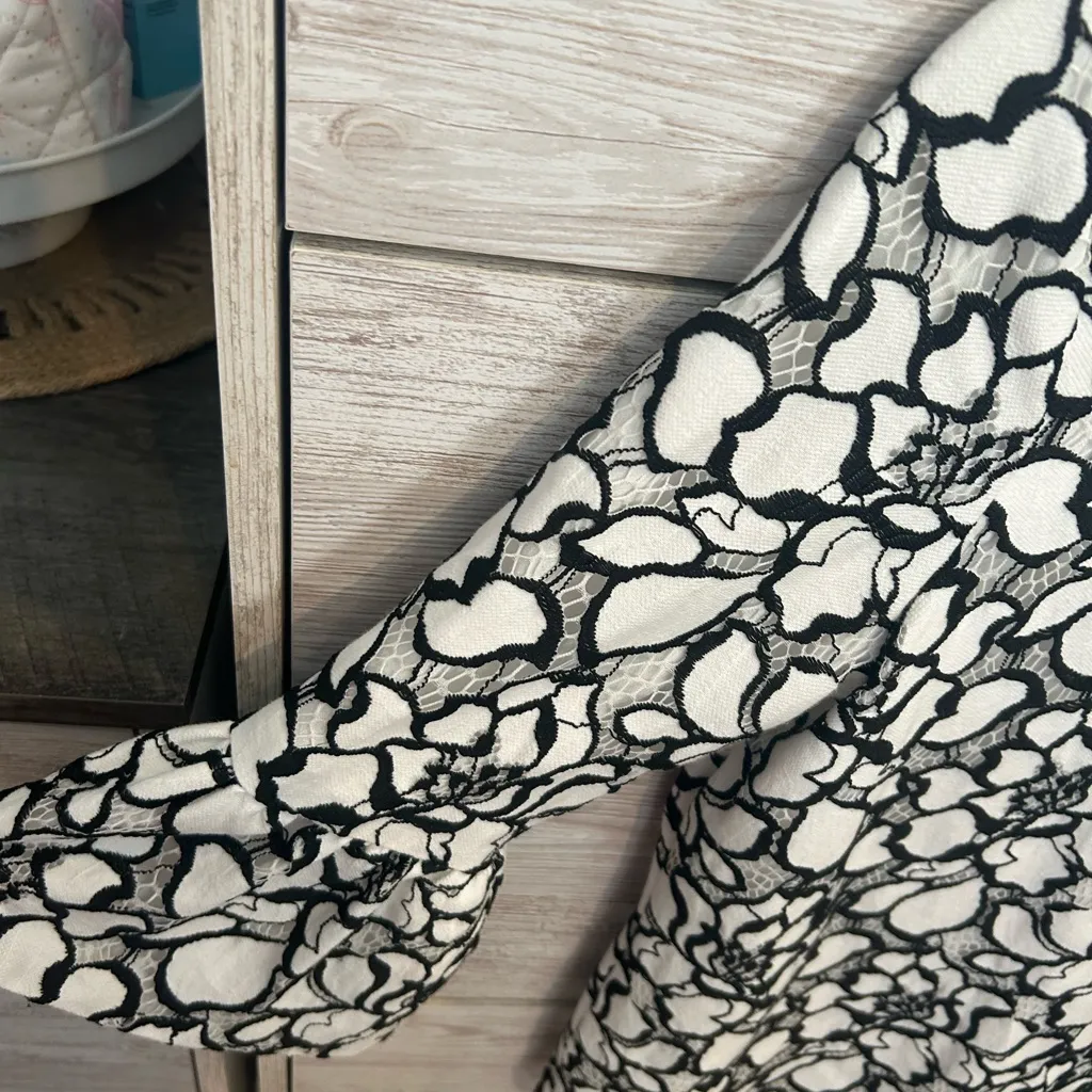 KARL LAGERFELD Black White Lace Crochet Knit Lined Bell Sleeves Top blouse S - Image 3