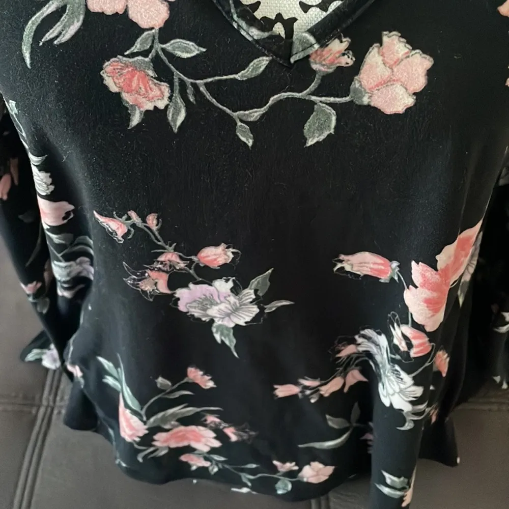 RUE21 Black with Flower Design Open Shoulder Top Size XL - Image 2
