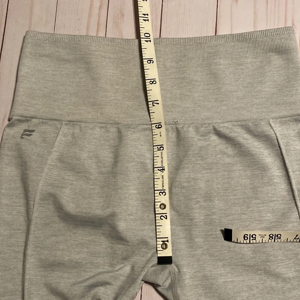 Fabletics Sync high waisted leggings pants Perforated 7/8 Size Small light gray - Image 10