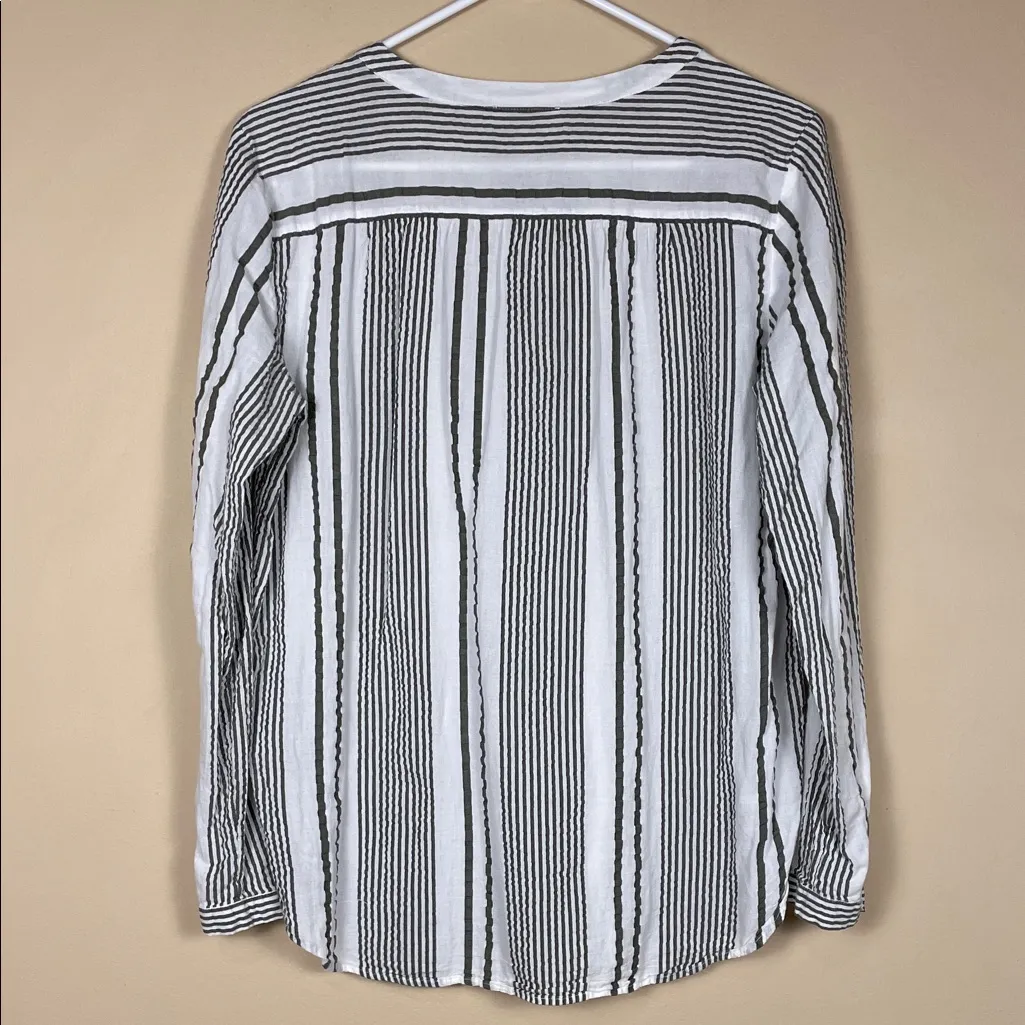 LOFT Women’s Seersucker Striped Gray White Button-Up Shirt - Image 6