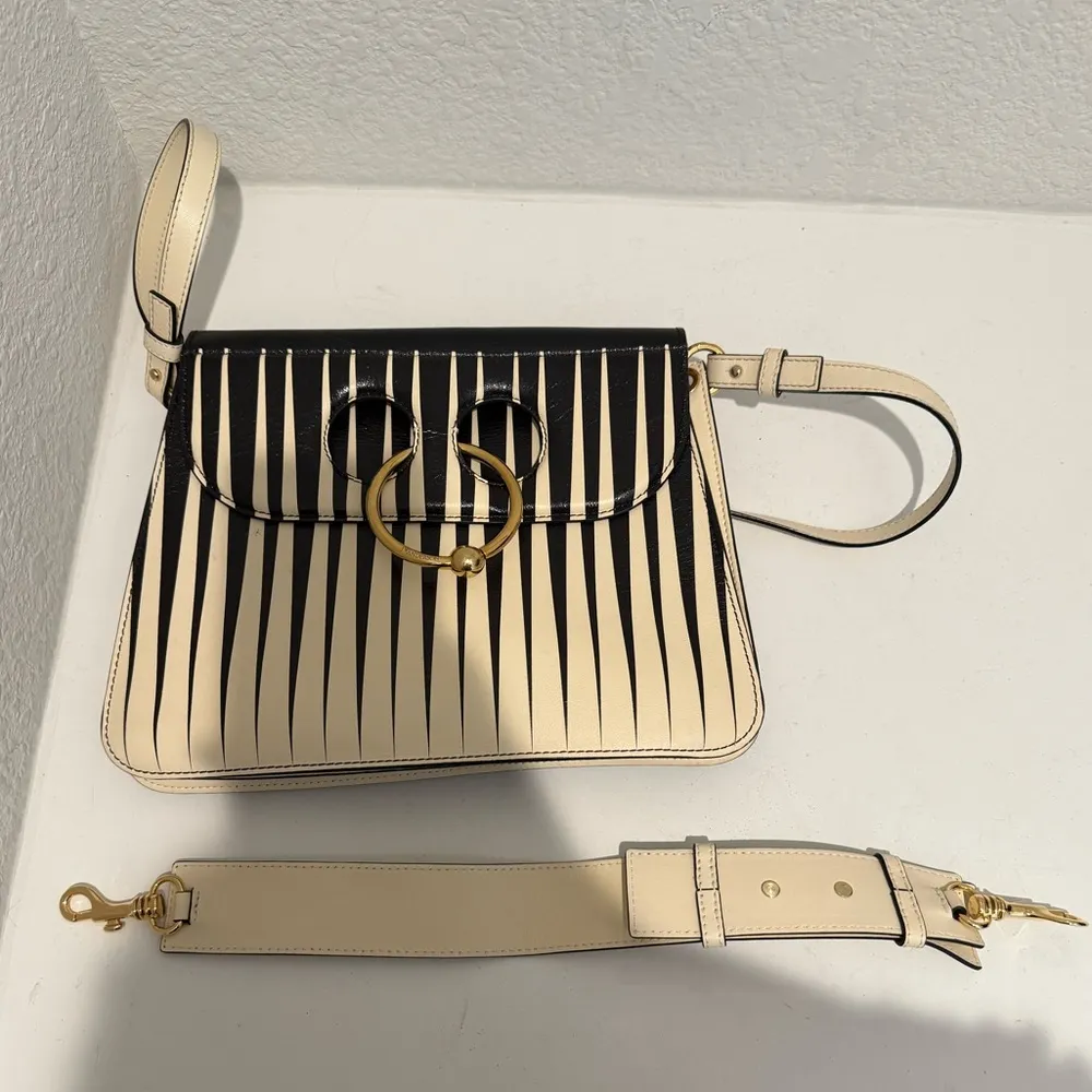 JW ANDERSON Pierce Medium Striped Leather Shoulder Bag Black and Cream Op Art - Image 5