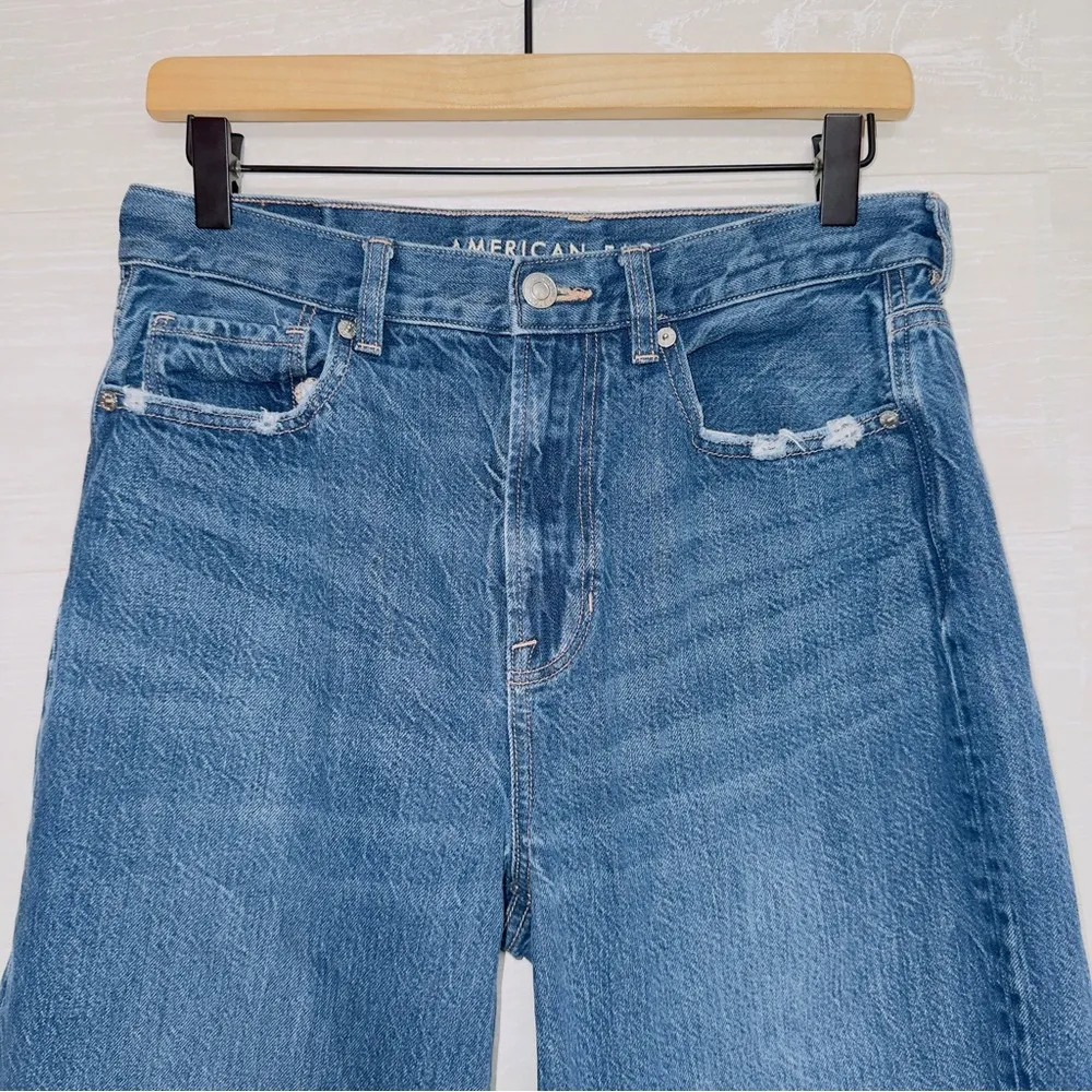 American Eagle Women's Medium Wash Blue High Rise Relaxed Mom Jean 6 short - Image 4