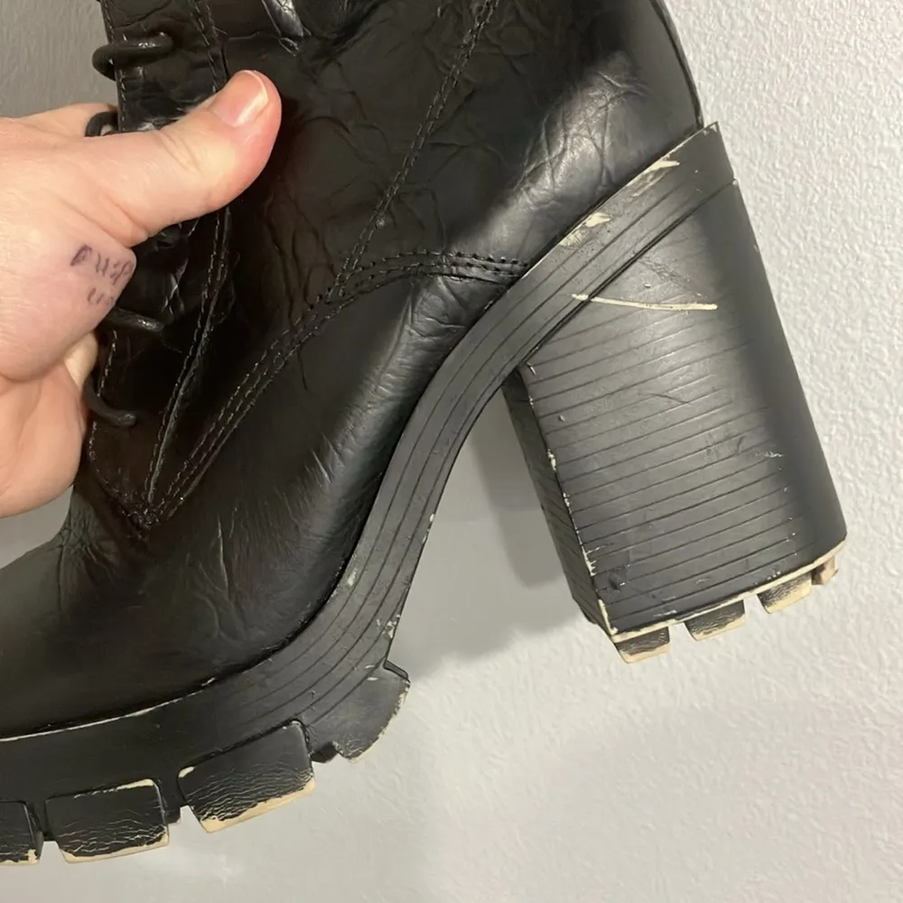 Schutz croc-effect lace up lug sole boots black size 8 - Image 9